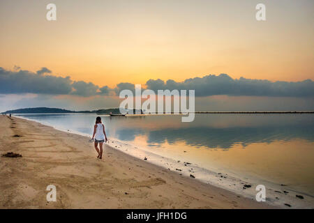 Donna al tramonto sulla spiaggia di Chaweng Beach, isola di Ko Samui, Thailandia, Asia Foto Stock