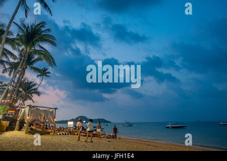 Bar in spiaggia, i turisti sulla spiaggia, Spiaggia Bo Phut, isola di Ko Samui, Thailandia, Asia Foto Stock