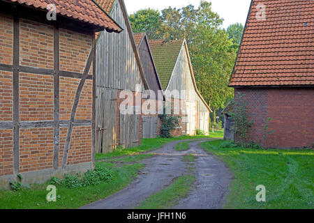 Fienile trimestre Schlüsselburg, costruita fuori il vecchio nucleo locale, edifici con travi in legno, Schlüsselburg, distretto di Minden-Lübbecke, Renania settentrionale-Vestfalia Foto Stock