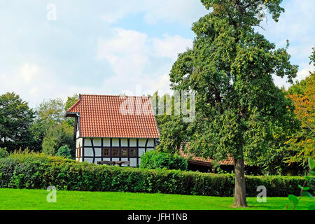 Vestfalia Mühlenstraße (Mill Street), Eilhauser-mulino a vento, edificio adiacente, a struttura mista in legno e muratura, Eilhausen, Renania settentrionale-Vestfalia Foto Stock