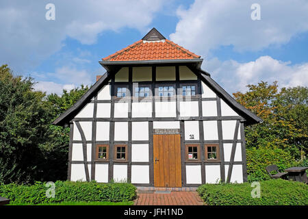 Vestfalia Mühlenstraße (Mill Street), Eilhauser-mulino a vento, edificio adiacente, a struttura mista in legno e muratura, Eilhausen, Renania settentrionale-Vestfalia Foto Stock