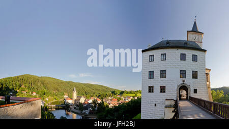 Castello Rozmberk (castello rosa montagna), St. Marien la chiesa e moldava, Cechia, Jihocesky kraj (Boemia del Sud regione), Rozmberk nad Vltavou (rose montagna) Foto Stock