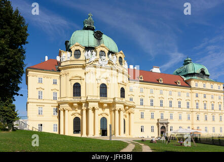 Seminario di Klosterneuburg: Vista del sud con appartamenti imperiali, le cupole sono incoronati con la corona del Sacro Romano Impero (sulla sinistra) e l'arciduca cappello d'Austria (sulla destra), Bassa Austria, Bosco Viennese, Klosterneuburg Foto Stock