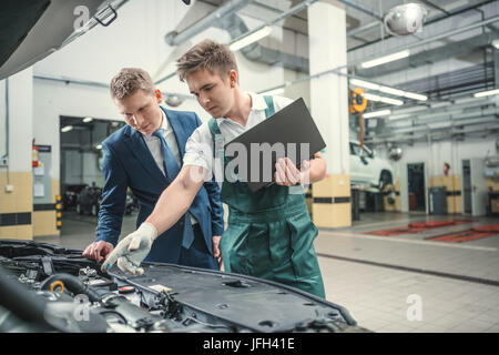 Meccanico e il cliente Foto Stock
