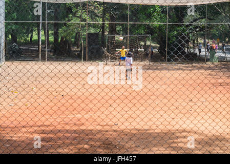 Close up di ragazzi che giocano a calcio gioco Foto Stock