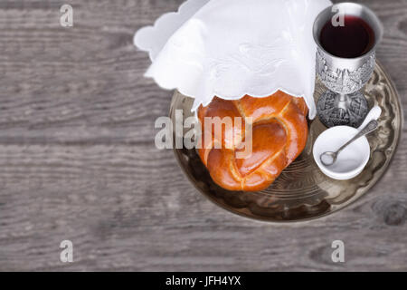 Vino, challah per il Sabato Ebraico Foto Stock