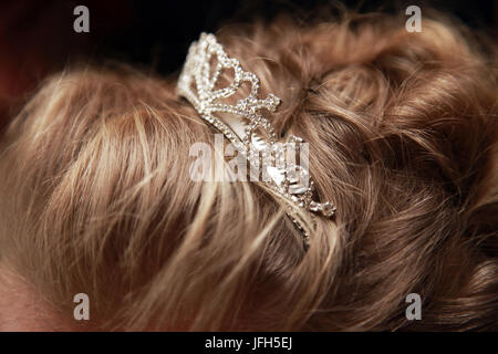 Wedding tiara in sposa capelli close-up Foto Stock