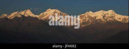 Il Manaslu gamma visto da Ghale Gaun Foto Stock