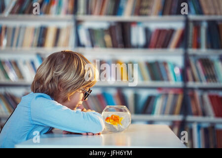 Ragazzo in biblioteca Foto Stock