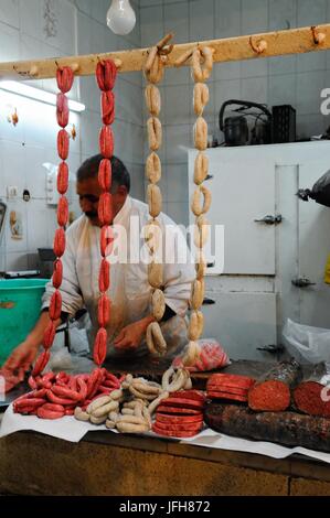 Medina Fes la vendita di prodotti di salsiccia Foto Stock