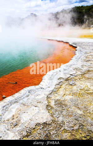 Hot scintillante lago in Nuova Zelanda Foto Stock