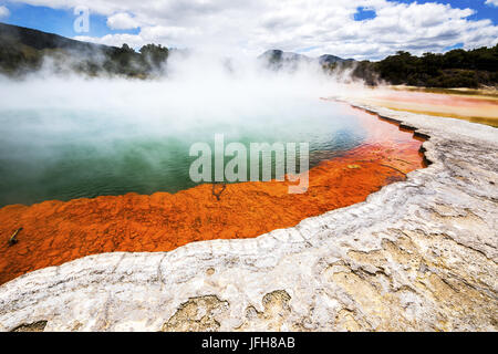 Hot scintillante lago in Nuova Zelanda Foto Stock