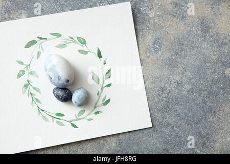 Le uova di pasqua con disegnati a mano lascia sulla carta Foto Stock