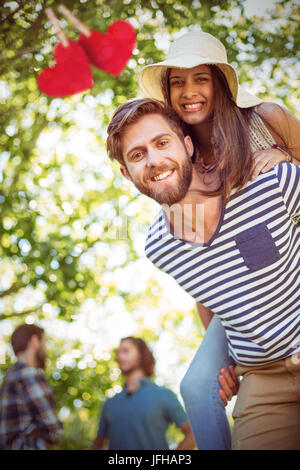 Immagine composita del hipster matura per divertirsi insieme Foto Stock