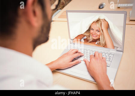 Immagine composita della donna sorridente sotto il piumino Foto Stock