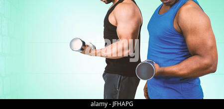 Immagine composita di forti amici in posa con manubri Foto Stock