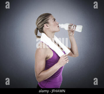 Immagine composita della donna muscolare acqua potabile Foto Stock