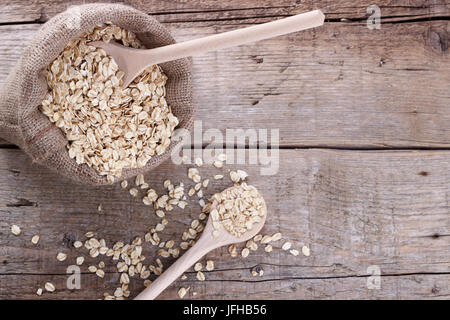 Borsa di avena e un cucchiaio di legno Foto Stock