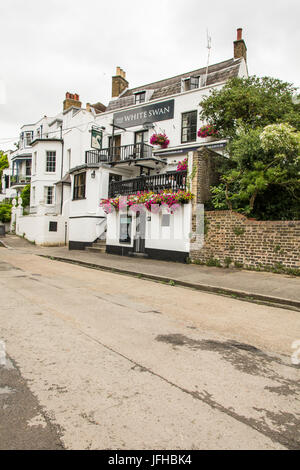 Il White Swan public house a Twickenham, London, Regno Unito Foto Stock