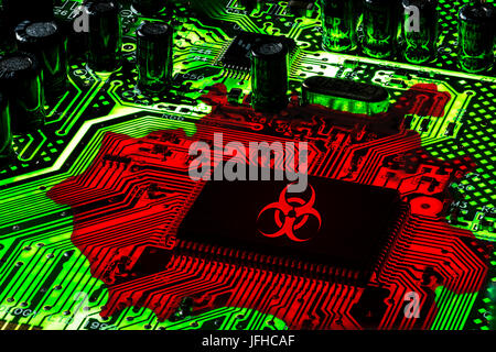 Calcolatore rosso scheda madre con logo biohazard ( virus ransomware concetto di attacco) Foto Stock