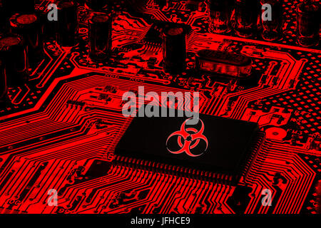 Calcolatore rosso scheda madre con logo biohazard ( virus ransomware concetto di attacco) Foto Stock