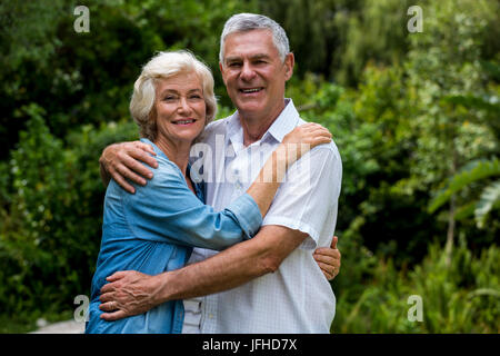 Ritratto di amorevole coppia senior in back yard Foto Stock