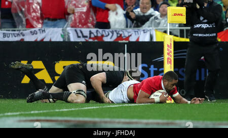 Inglesi e irlandesi dei Lions Faletau Taulupe dives in al cliente i suoi lati prima provare durante la seconda prova del 2017 British e Irish Lions tour al Westpac Stadium di Wellington. Foto Stock