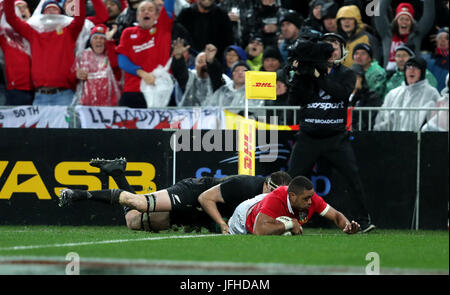 Inglesi e irlandesi dei Lions Faletau Taulupe dives in al cliente i suoi lati prima provare durante la seconda prova del 2017 British e Irish Lions tour al Westpac Stadium di Wellington. Foto Stock