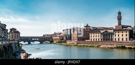Ponte Vecchio e altri edifici storici sul fiume Arno banche Foto Stock