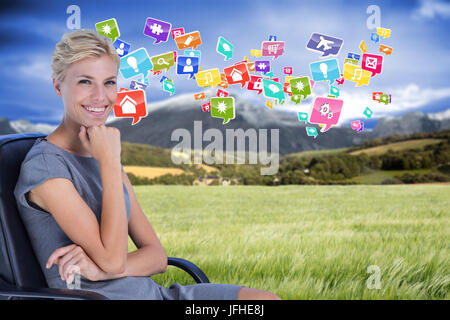 Immagine composita del ritratto di sorridere imprenditrice seduti su una sedia Foto Stock