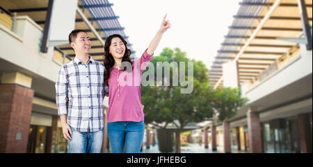 Immagine composita della coppia felice rivolto verso l'alto Foto Stock