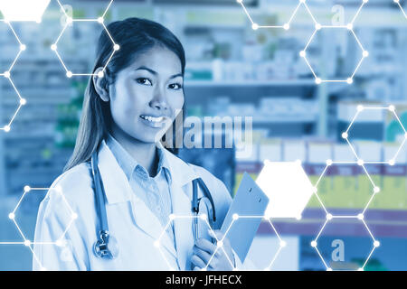 Asian medico tenendo contro degli appunti close up di ripiani di farmaci Foto Stock