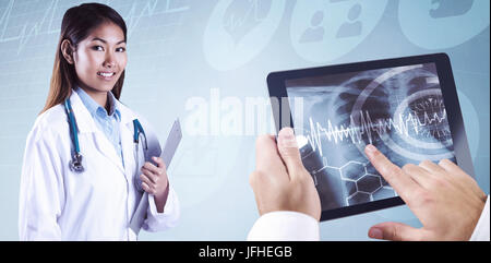 Asian medico tenendo contro degli appunti icone mediche Foto Stock