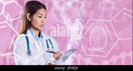 Immagine composita del medico asiatico la scrittura su file Foto Stock