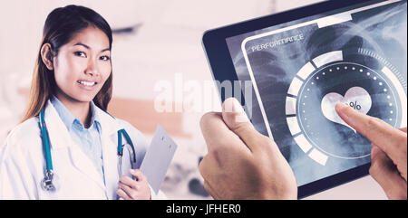 Immagine composita di asian medico tenendo negli appunti Foto Stock