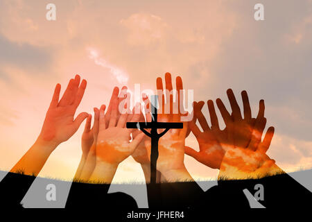 Immagine composita di persone alzando le mani in aria Foto Stock