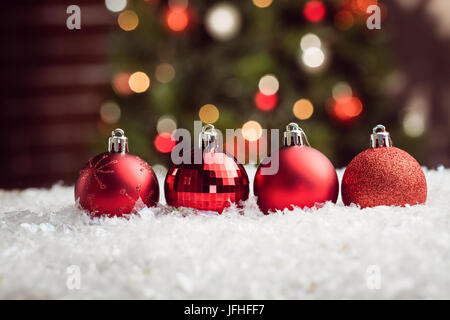 Immagine composita del Natale baubles allineati Foto Stock