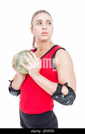 Atleta femminile con il gomito pad tenendo la pallamano Foto Stock