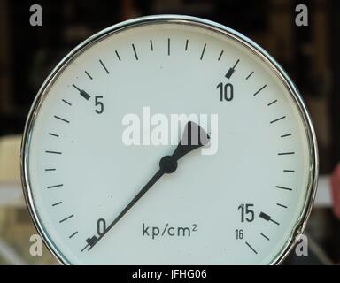 Vecchio usato o manometro indicatore della pressione di sistema di riscaldamento in una caldaia della macchina. Foto Stock