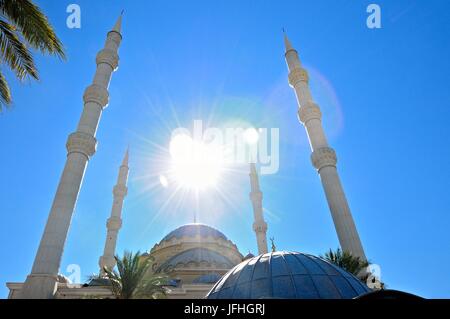 Sun oltre la moschea blu a Manavgat Turchia Foto Stock