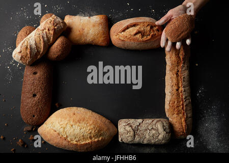 Diversi tipi di pane sullo sfondo Foto Stock