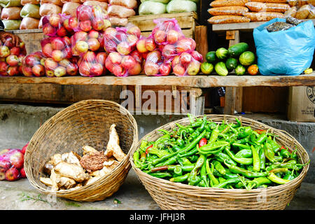 La frutta e la verdura fresca per la vendita al mercato locale in città asiatiche. Foto Stock