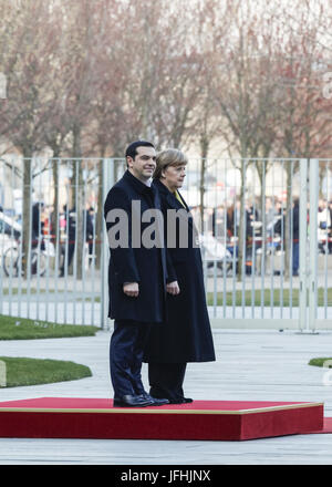 Merkel accoglie PM Tsipras della Grecia a Berlino. Foto Stock