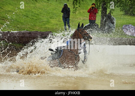 Cavaliere cade in acqua ostacolo a Mosca Horse Trials Foto Stock