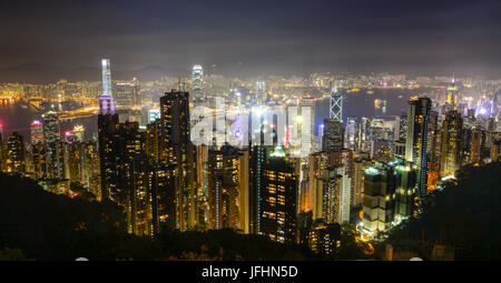 Hong Kong - 30 dic 2014. Paesaggio di Hong Kong di notte. Hong Kong è classificato quarto in termini della più alta percentuale di famiglie milionario. Foto Stock