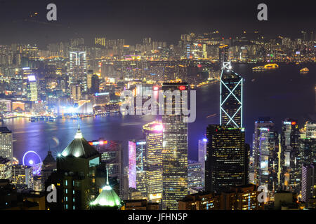 Hong Kong - 30 dic 2014. Quartiere degli affari di Hong Kong di notte. Hong Kong si è classificato al secondo posto nel mondo per la maggior parte miliardari pro capite. Foto Stock