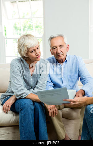Immagine ritagliata del consulente che mostra rapporto per Coppia senior Foto Stock