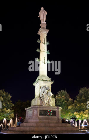 La statua di Cristoforo Colombo da Gaetano Russo nel mezzo di Columbus Circle a Manhattan, New York City. Foto Stock