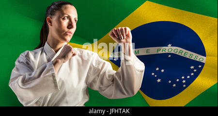 Immagine composita del combattente donna eseguendo il karate posizione Foto Stock