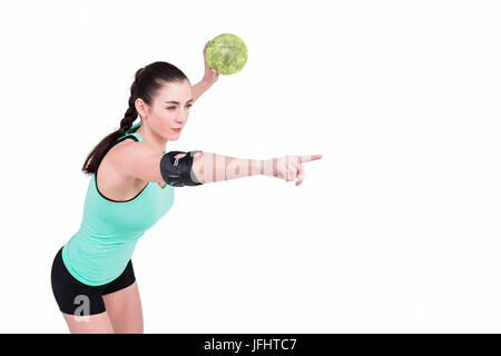 Atleta femminile con il gomito pad gettando la pallamano Foto Stock